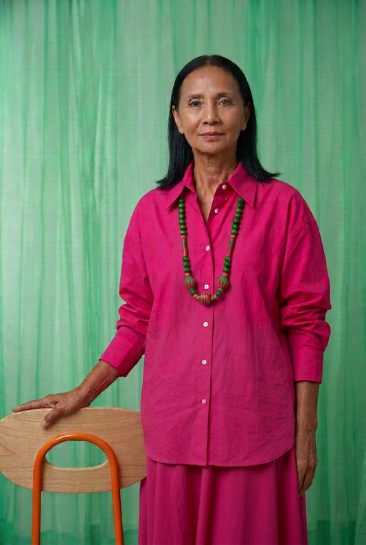 Camisa fucsia por fuera de la falda larga