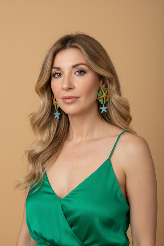MAREJADA – Plano medio corto, fondo beige