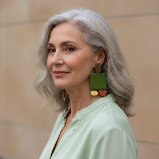 Mujer de 70 años con pendientes