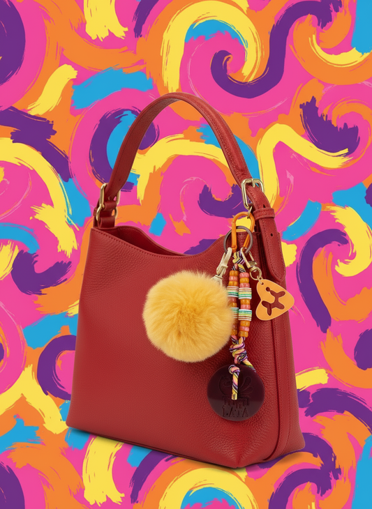 Charm en bolso rojo con fondo muy colorido