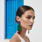 Close-up de modelo con pendientes en Mikonos