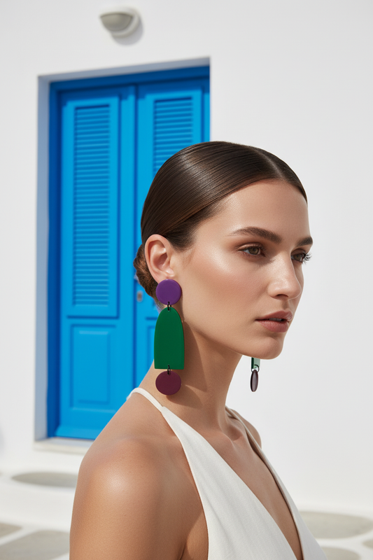 Close-up de modelo con pendientes en Mikonos