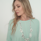 Collar Garabato — Vestido verde agua pastel