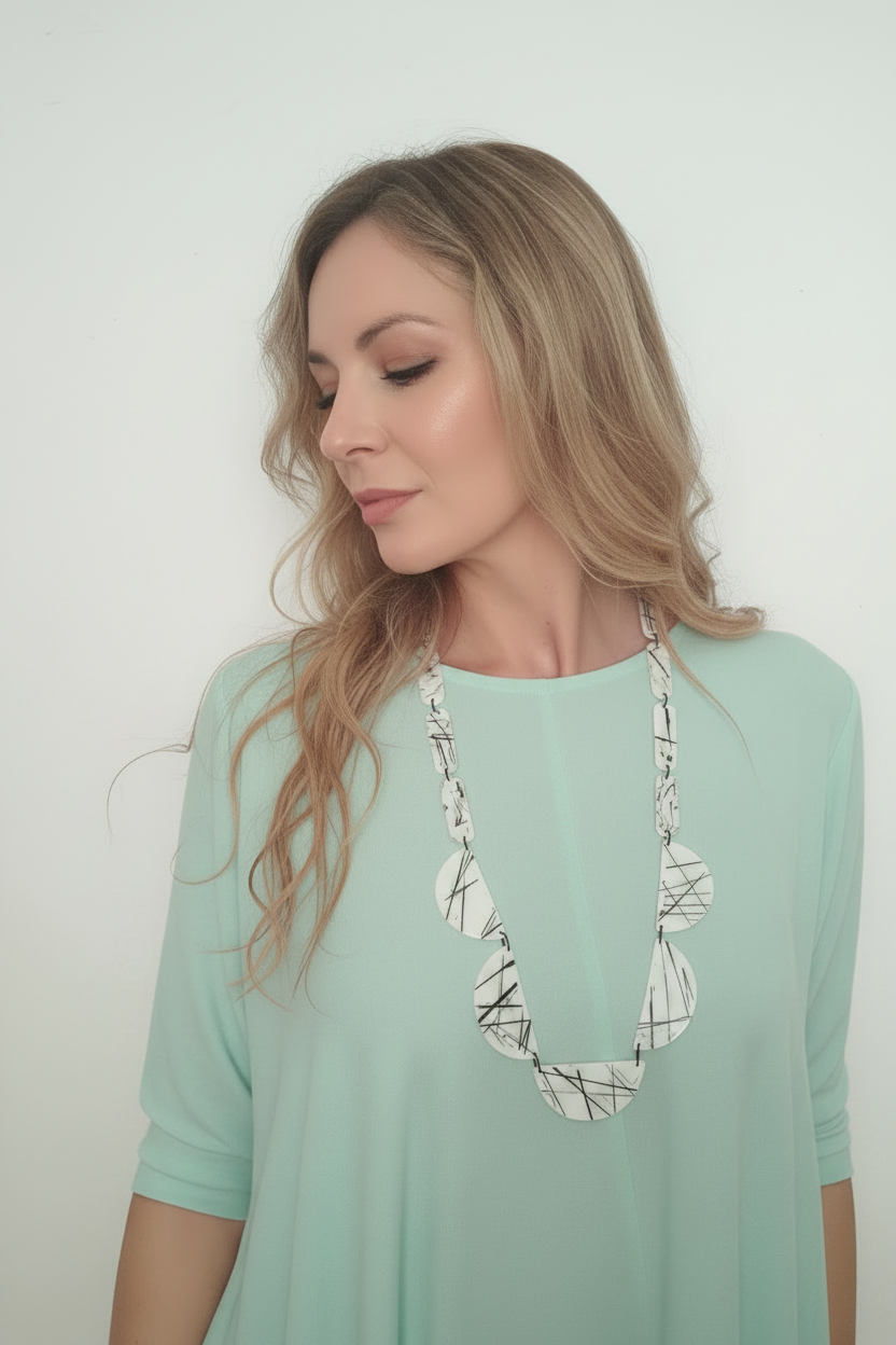 Collar Garabato — Vestido verde agua pastel