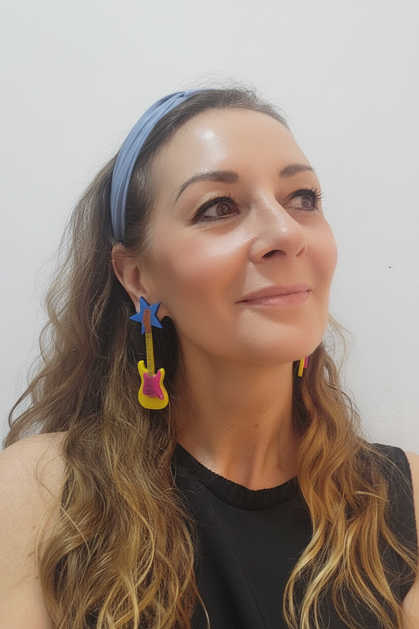 Foto editorial modelo con pendientes guitarra