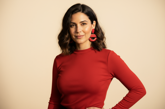 Imagen con ropa roja y fondo claro