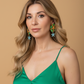MAREJADA – Plano medio corto, fondo beige