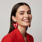 Modelo con pendientes de corazón rojo 1