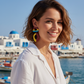 Modelo con pendientes en Mykonos