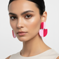 Modelo con pendientes - retrato cercano