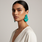 Modelo con pendientes turquesa - tres cuartos