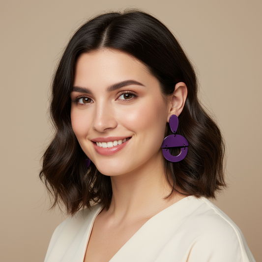 Modelo morena con pendientes morados más pequeños