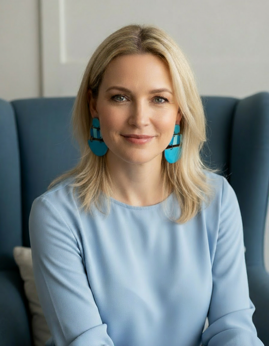 Modelo rubia con pendientes azules más grandes