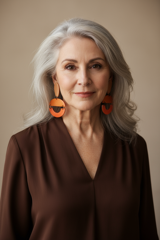 Mujer de 70 años con pendientes naranjas