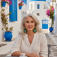 Mujer en café de Mykonos