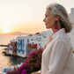 Mujer en Mykonos con pendientes 3
